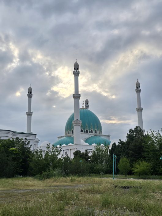 Vlad Kriger Türkmenistanist: põlev kraater, 60-eurone kaaviari kilo ja riik, kus turist üksi ringi liikuda ei saa